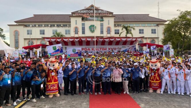 
					Foto: Pembukaan POPDA XVII Tahun 2025 yang digelar di halaman Kantor Bupati PPU. Dok: CahayaBorneo/AJI