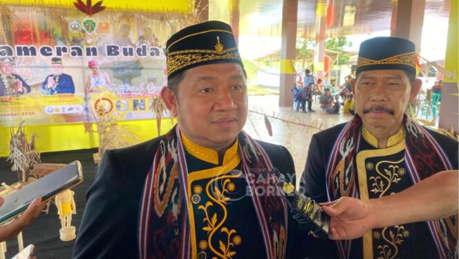 
					Foto: Bupati PPU, Mudyat Noor, saat sesi wawancara di acara Festival Belian Adat Paser. (Dok: CahayaBorneo/AJI)