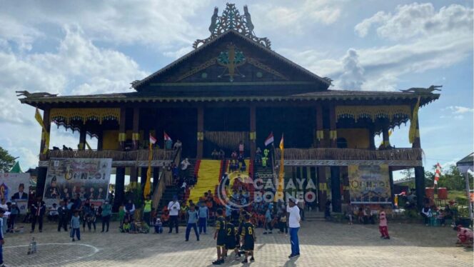 
					Foto: Permainan tradisional Back to 80's yang dilaksanakan di Rumah Adat Kuta Rekan Tatau (Dok: CahayaBorneo/AJI)
