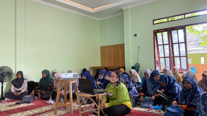 
					Foto: Pelatihan P3K yang dilaksanakan oleh PMI bersama guru TK se-Kecamatan Penajam (Dok: CahayaBorneo/AJI)