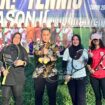 Foto: Foto bersama Sodiki, Ketua Penajam Tennis Club dengan peserta Women Champion Tennis Tournament Sesion II (Dok: CahayaBorneo/DMS)