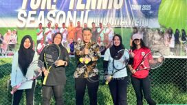 Foto: Foto bersama Sodiki, Ketua Penajam Tennis Club dengan peserta Women Champion Tennis Tournament Sesion II (Dok: CahayaBorneo/DMS)