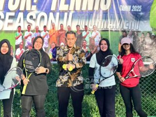 Foto: Foto bersama Sodiki, Ketua Penajam Tennis Club dengan peserta Women Champion Tennis Tournament Sesion II (Dok: CahayaBorneo/DMS)