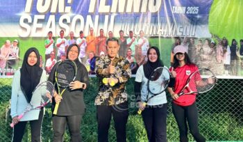 Foto: Foto bersama Sodiki, Ketua Penajam Tennis Club dengan peserta Women Champion Tennis Tournament Sesion II (Dok: CahayaBorneo/DMS)