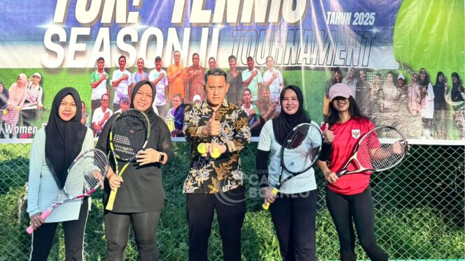 
					Foto: Foto bersama Sodiki, Ketua Penajam Tennis Club dengan peserta Women Champion Tennis Tournament Sesion II (Dok: CahayaBorneo/DMS)