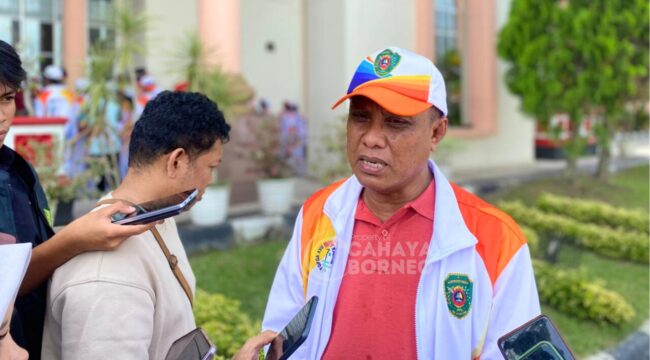 
Foto : Kepala Disdikpora PPU, Andi Singkkeru, saat melaksanakan pelepasan Kontingen atlet PPU, dalam Popda XVII tahun 2025. (Dok : CahayaBorneo/AJI).