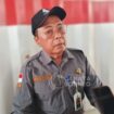 PENAJAM – Kasus tewasnya tiga pekerja subkontraktor PT Silog dalam insiden longsor di proyek RDMP kembali menyoroti isu kepatuhan perusahaan terhadap kewajiban ketenagakerjaan. Dinas Tenaga Kerja dan Transmigrasi (Disnakertrans) Penajam Paser Utara (PPU) membenarkan bahwa PT Silog tidak mendaftarkan para pekerjanya ke BPJS Ketenagakerjaan maupun ke instansi tenaga kerja daerah. Hal ini ditemukan setelah Disnakertrans dan BPJS Ketenagakerjaan melakukan pemeriksaan data.

Faktanya, tidak ada satu pun nama korban yang tercatat dalam basis data BPJS Ketenagakerjaan, dan perusahaan tersebut juga tidak terdaftar dalam data Disnakertrans setempat.

“Kami cek di data Disnaker, perusahaan tersebut tidak terdaftar. Begitu juga di BPJS Ketenagakerjaan, tidak ada satu pun nama korban yang tercatat,” ungkap Kepala Disnakertrans PPU, Marjani, pada Kamis (30/10/2025).

Ia menegaskan, perusahaan yang tidak terdaftar ini menjadi catatan penting agar kejadian serupa tidak terulang, mengingat dari 144 perusahaan yang sudah terdata di PPU, PT Silog tidak termasuk di dalamnya.

Selain itu, Marjani juga mengingatkan bahwa tanggung jawab pendaftaran dan iuran BPJS sepenuhnya berada di pihak perusahaan, terlepas dari status ataupun masa kerja karyawan.

“Kalau pekerja menerima upah, apa pun statusnya, maka perusahaan wajib membayarkan iurannya. Jangankan dua bulan bekerja, baru dua hari pun wajib didaftarkan,” tegasnya.

Sebagai upaya pencegahan dan pemantauan, pemerintah daerah telah menginstruksikan agar seluruh kepala desa dan lurah melaporkan keberadaan perusahaan yang beroperasi di wilayah masing-masing. Langkah ini bertujuan untuk memantau dan mendisiplinkan kepatuhan perusahaan terhadap kewajiban ketenagakerjaan, terutama bagi perusahaan-perusahaan yang beroperasi namun belum terdata secara resmi oleh pemerintah daerah.

Terkait insiden longsor yang menewaskan tiga pekerja saat melakukan penggalian manual di area proyek RDMP, Marjani menjelaskan bahwa Disnakertrans PPU telah mengambil langkah koordinasi. Pihaknya kini telah berkoordinasi dengan Polres PPU dan tim pengawas ketenagakerjaan dari provinsi untuk memastikan proses penyelidikan berlangsung menyeluruh dan transparan.

“Kami juga sudah berkoordinasi dengan Polres PPU. Kalau memang ada pelanggaran, tentu ada konsekuensi hukum yang akan dihadapi,” tutupnya.

Kasus ini kini tengah diselidiki secara intensif oleh aparat kepolisian dan telah menjadi perhatian serius dari Dewan Perwakilan Rakyat Daerah (DPRD) PPU, mengingat adanya indikasi pelanggaran serius terhadap hak-hak normatif pekerja.