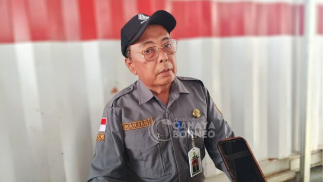 
					PENAJAM – Kasus tewasnya tiga pekerja subkontraktor PT Silog dalam insiden longsor di proyek RDMP kembali menyoroti isu kepatuhan perusahaan terhadap kewajiban ketenagakerjaan. Dinas Tenaga Kerja dan Transmigrasi (Disnakertrans) Penajam Paser Utara (PPU) membenarkan bahwa PT Silog tidak mendaftarkan para pekerjanya ke BPJS Ketenagakerjaan maupun ke instansi tenaga kerja daerah. Hal ini ditemukan setelah Disnakertrans dan BPJS Ketenagakerjaan melakukan pemeriksaan data.

Faktanya, tidak ada satu pun nama korban yang tercatat dalam basis data BPJS Ketenagakerjaan, dan perusahaan tersebut juga tidak terdaftar dalam data Disnakertrans setempat.

“Kami cek di data Disnaker, perusahaan tersebut tidak terdaftar. Begitu juga di BPJS Ketenagakerjaan, tidak ada satu pun nama korban yang tercatat,” ungkap Kepala Disnakertrans PPU, Marjani, pada Kamis (30/10/2025).

Ia menegaskan, perusahaan yang tidak terdaftar ini menjadi catatan penting agar kejadian serupa tidak terulang, mengingat dari 144 perusahaan yang sudah terdata di PPU, PT Silog tidak termasuk di dalamnya.

Selain itu, Marjani juga mengingatkan bahwa tanggung jawab pendaftaran dan iuran BPJS sepenuhnya berada di pihak perusahaan, terlepas dari status ataupun masa kerja karyawan.

“Kalau pekerja menerima upah, apa pun statusnya, maka perusahaan wajib membayarkan iurannya. Jangankan dua bulan bekerja, baru dua hari pun wajib didaftarkan,” tegasnya.

Sebagai upaya pencegahan dan pemantauan, pemerintah daerah telah menginstruksikan agar seluruh kepala desa dan lurah melaporkan keberadaan perusahaan yang beroperasi di wilayah masing-masing. Langkah ini bertujuan untuk memantau dan mendisiplinkan kepatuhan perusahaan terhadap kewajiban ketenagakerjaan, terutama bagi perusahaan-perusahaan yang beroperasi namun belum terdata secara resmi oleh pemerintah daerah.

Terkait insiden longsor yang menewaskan tiga pekerja saat melakukan penggalian manual di area proyek RDMP, Marjani menjelaskan bahwa Disnakertrans PPU telah mengambil langkah koordinasi. Pihaknya kini telah berkoordinasi dengan Polres PPU dan tim pengawas ketenagakerjaan dari provinsi untuk memastikan proses penyelidikan berlangsung menyeluruh dan transparan.

“Kami juga sudah berkoordinasi dengan Polres PPU. Kalau memang ada pelanggaran, tentu ada konsekuensi hukum yang akan dihadapi,” tutupnya.

Kasus ini kini tengah diselidiki secara intensif oleh aparat kepolisian dan telah menjadi perhatian serius dari Dewan Perwakilan Rakyat Daerah (DPRD) PPU, mengingat adanya indikasi pelanggaran serius terhadap hak-hak normatif pekerja.