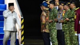 Foto: Presiden Republik Indonesia Prabowo Subianto tiba di Pangkalan TNI AU Halim Perdanakusuma, Jakarta, pada Sabtu petang, 1 November 2025. (Dok. BPMI Setpres)