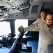 Foto: Presiden Prabowo Subianto meninjau pesawat Airbus A400M/MRTT Alpha 4001 di Pangkalan Udara Halim Perdanakusuma, Jakarta, pada Senin, 3 November 2025.  (Dok. BPMI Setpres)
