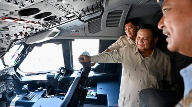 
					Foto: Presiden Prabowo Subianto meninjau pesawat Airbus A400M/MRTT Alpha 4001 di Pangkalan Udara Halim Perdanakusuma, Jakarta, pada Senin, 3 November 2025.  (Dok. BPMI Setpres)
