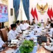 Foto: Presiden Prabowo Subianto menggelar rapat terbatas dengan sejumlah menteri Kabinet Merah Putih di Istana Merdeka, Jakarta, pada Selasa, 4 November 2025 (Dok. BPMI Setpres)
