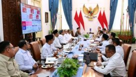 Foto: Presiden Prabowo Subianto menggelar rapat terbatas dengan sejumlah menteri Kabinet Merah Putih di Istana Merdeka, Jakarta, pada Selasa, 4 November 2025 (Dok. BPMI Setpres)
