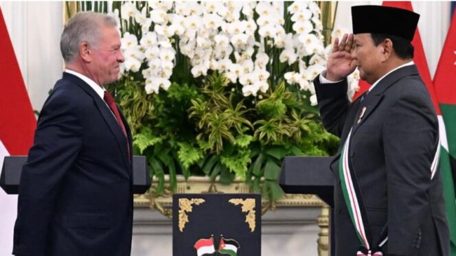 
					Foto: Presiden Republik Indonesia Prabowo Subianto menerima penghargaan “The Bejewelled Grand Cordon of Al Nahda (Order of the Renaissance)” dari Raja Kerajaan Yordania Hasyimiah, Raja Abdullah II ibn Al Hussein, di Istana Merdeka, Jakarta, pada Jumat, 14 November 2025. (Dok. BPMI Setpres)