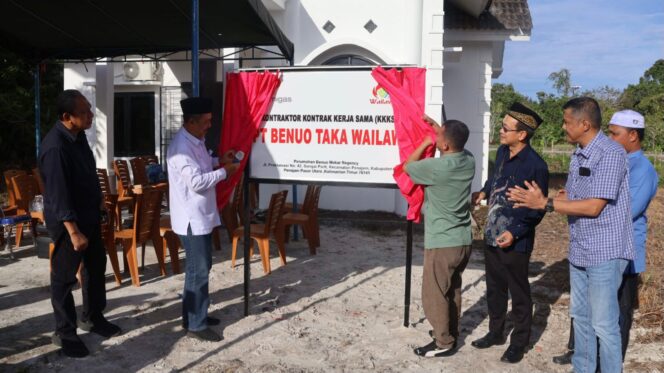 
					Foto: Direktur PT Benua Taka Wailawi (BTW), Zaenul Arifin, bersama jajaran manajemen dan perwakilan Pemerintah Kabupaten Penajam Paser Utara saat meresmikan kantor baru PT BTW di Perumahan Benuo Mekar Regency, Minggu (2/11/2025). (Dok. Humas PPU)