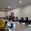 Foto: Para peserta dari berbagai Unit Pelaksana Teknis (UPT) di lingkungan Pemerintah Kabupaten Penajam Paser Utara (PPU) mengikuti pelatihan admin Sistem Pengelolaan Pengaduan Pelayanan Publik Nasional (SP4N-LAPOR) yang digelar oleh Dinas Komunikasi dan Informatika (Diskominfo) PPU di Ruang Rapat Wakil Bupati, Senin (3/11/2025). (Dok. Diskominfo PPU)