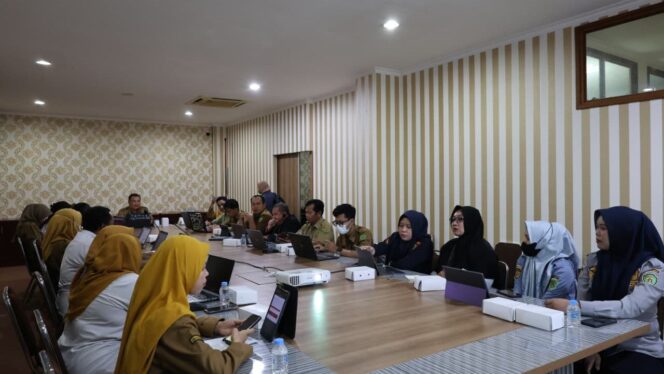 
					Foto: Para peserta dari berbagai Unit Pelaksana Teknis (UPT) di lingkungan Pemerintah Kabupaten Penajam Paser Utara (PPU) mengikuti pelatihan admin Sistem Pengelolaan Pengaduan Pelayanan Publik Nasional (SP4N-LAPOR) yang digelar oleh Dinas Komunikasi dan Informatika (Diskominfo) PPU di Ruang Rapat Wakil Bupati, Senin (3/11/2025). (Dok. Diskominfo PPU)