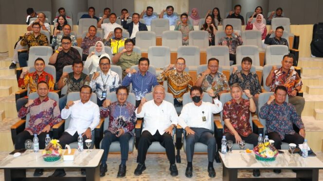
					Foto: Pembangunan prasarana dan sarana perkantoran lembaga Legislatif dan Yudikatif resmi dimulai dengan ditandatanganinya 2 dari 15 kontrak pembangunan konstruksi dan 1 dari 13 kontrak paket non-konstruksi pada Jumat (31/10/2025) di Kantor Otorita IKN. (Dok. Humas OIKN)