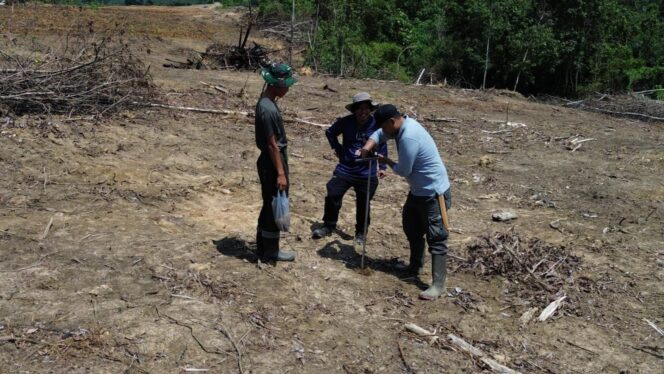 
					Foto: Tim Kodam VI/Mulawarman dan Badan Perakitan dan Modernisasi Pertanian (BRMP) melakukan pemeriksaan kondisi tanah di lahan pertanian Brigif 85/BTC, Kutai Barat, Kalimantan Timur, Senin (3/11/2025). (Dok. Pendam VI/Mlw)