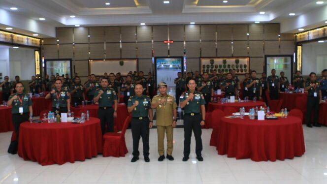 
					Foto: Kasdam VI/Mulawarman Ari Aryanto bersama peserta Rapat Evaluasi Satuan Jajaran Kodam VI/Mulawarman TA 2025 berfoto bersama usai penutupan kegiatan di Balikpapan, Selasa (4/11/2025). (Dok. Pendam VI/Mlw)
