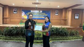 Foto: Perwakilan PT Pertamina Hulu Kalimantan Timur (PHKT) menerima penghargaan atas dukungan perusahaan terhadap Program Taman Asuh Sayang Anak (TAMASYA) dalam acara orientasi bagi kader pendamping keluarga di Penajam Paser Utara, 14 Oktober 2025. (Dok. PHKT)