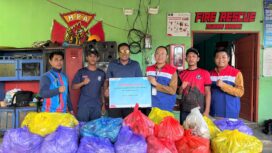 Foto: Perwakilan PT Pertamina Hulu Sanga Sanga menyerahkan bantuan konsumsi darurat kepada tim relawan di Desa Muara Badak Ulu, Kecamatan Muara Badak, Kabupaten Kutai Kartanegara, Kamis (23/10/2025). (Dok. PHSS)