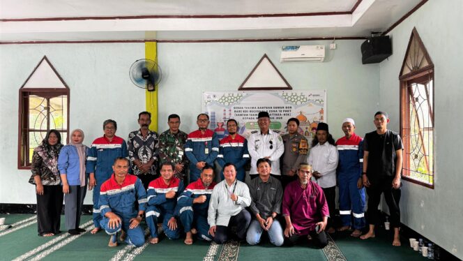 
					Foto: Perwakilan PT Pertamina Hulu Kalimantan Timur (PHKT), BDI Santan Terminal, bersama pemerintah Kecamatan Marangkayu, aparat keamanan, dan pengurus Masjid An-Nur berfoto bersama usai serah terima bantuan sumur bor di Desa Sebuntal, Kutai Kartanegara, Kalimantan Timur, Jumat (24/10/2025). (Dok. PHKT)