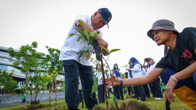 
					Foto: Dalam semangat memperingati Hari Cinta Puspa dan Satwa Nasional yang jatuh setiap 5 November, Otorita IKN menanam 600 pohon di Plaza Seremoni, Kawasan Inti Pusat Pemerintahan (KIPP) IKN pada Rabu (05/11/2025). (Dok. Humas OIKN)