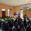 Foto: Personel Polres Penajam Paser Utara memberikan sosialisasi Penerimaan Peserta Didik Baru (PPDB) SMA Kemala Taruna Bhayangkara Tahun Ajaran 2026/2027 kepada para siswa di salah satu SMP di Kabupaten PPU. (Dok. Polres PPU)
