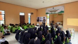 Foto: Personel Polres Penajam Paser Utara memberikan sosialisasi Penerimaan Peserta Didik Baru (PPDB) SMA Kemala Taruna Bhayangkara Tahun Ajaran 2026/2027 kepada para siswa di salah satu SMP di Kabupaten PPU. (Dok. Polres PPU)