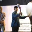 Foto: Sekretaris Daerah Penajam Paser Utara, Tohar, memukul beduk sebagai tanda dibukanya secara resmi Musabaqah Tilawatil Qur’an (MTQ) ke-46 tingkat Kecamatan Penajam di halaman Kantor Lurah Gunung Seteleng, Rabu malam (6/11/2025). (Dok. Humas PPU)