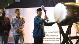 Foto: Sekretaris Daerah Penajam Paser Utara, Tohar, memukul beduk sebagai tanda dibukanya secara resmi Musabaqah Tilawatil Qur’an (MTQ) ke-46 tingkat Kecamatan Penajam di halaman Kantor Lurah Gunung Seteleng, Rabu malam (6/11/2025). (Dok. Humas PPU)