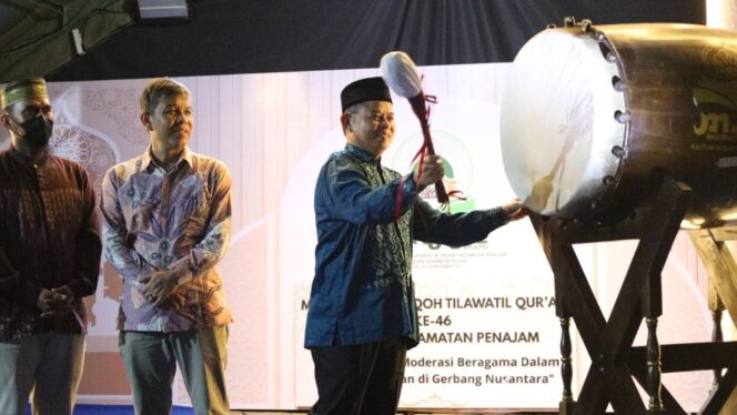 
					Foto: Sekretaris Daerah Penajam Paser Utara, Tohar, memukul beduk sebagai tanda dibukanya secara resmi Musabaqah Tilawatil Qur’an (MTQ) ke-46 tingkat Kecamatan Penajam di halaman Kantor Lurah Gunung Seteleng, Rabu malam (6/11/2025). (Dok. Humas PPU)