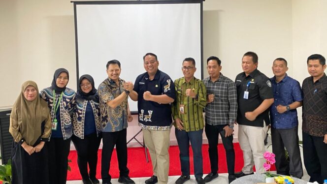 
					Asisten Pemerintahan dan Kesejahteraan Rakyat Kabupaten Penajam Paser Utara, Nicko Herlambang (tengah), berfoto bersama jajaran manajemen RS Hermina Nusantara usai penandatanganan kerja sama peningkatan layanan kesehatan antara Pemkab PPU dan RS Hermina, Jumat (7/11/2025). (Dok. Humas Pemkab PPU)
