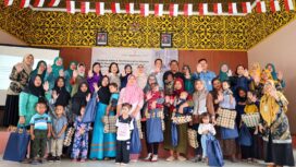 Foto: Penasehat Dharma Wanita Persatuan (DWP) Otorita Ibu Kota Nusantara (IKN) Kartika Basuki bersama Deputi Bidang Sosial, Budaya, dan Pemberdayaan Masyarakat Alimuddin berfoto bersama para kader dan peserta kegiatan Pelatihan Kader dan Tim Pendamping Keluarga Risiko Stunting serta Pemberian Makanan Tinggi Protein di Balai Desa Tengin Baru, Kecamatan Sepaku, Kamis (6/11/2025). (Dok. Humas OIKN)