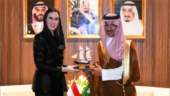 
					Foto: Menteri Pariwisata (Menparekraf) Indonesia, Widiyanti Putri Wardhana, bertemu dengan Menteri Pariwisata Kerajaan Arab Saudi, Ahmed Aqeel Al-Khateeb, di Riyadh, Sabtu (8/11/2025).  (Dok. Kemenpar RI)