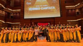 Foto: Paduan suara Borneo Cantata asal Samarinda, Kalimantan Timur, berpose usai dinobatkan sebagai Grand Prix Winner pada ajang The Malaysian Choral Eisteddfod (MCE) International 2025 di Malaysia, Minggu (9/11/2025). (Dok. Istimewa)