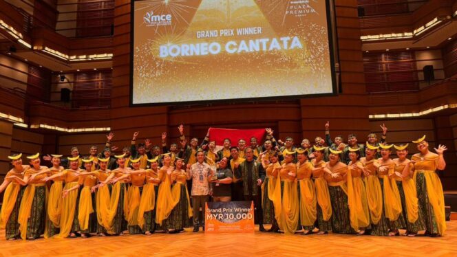 
					Foto: Paduan suara Borneo Cantata asal Samarinda, Kalimantan Timur, berpose usai dinobatkan sebagai Grand Prix Winner pada ajang The Malaysian Choral Eisteddfod (MCE) International 2025 di Malaysia, Minggu (9/11/2025). (Dok. Istimewa)