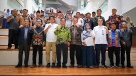 Foto: Rombongan Persemakmuran Perguruan Tinggi Keagamaan Islam Negeri (PTKIN) berfoto bersama usai kegiatan kunjungan dan benchmarking pengelolaan green building di Kantor Otorita Ibu Kota Nusantara (OIKN), Nusantara, Sabtu (9/11/2025). (Dok. Humas OIKN)