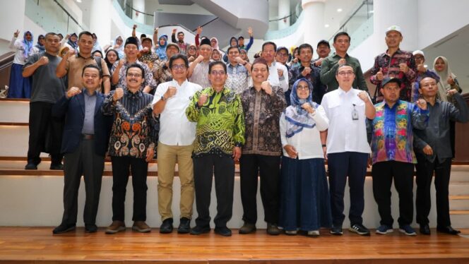 
					Foto: Rombongan Persemakmuran Perguruan Tinggi Keagamaan Islam Negeri (PTKIN) berfoto bersama usai kegiatan kunjungan dan benchmarking pengelolaan green building di Kantor Otorita Ibu Kota Nusantara (OIKN), Nusantara, Sabtu (9/11/2025). (Dok. Humas OIKN)
