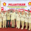 Foto: Wakil Gubernur Kalimantan Timur Seno Aji bersama jajaran pengurus Partai Gerindra dan Perempuan Indonesia Raya (PIRA) berfoto bersama usai pelantikan lima Pimpinan Cabang (PC) PIRA se-Kaltim, termasuk PC PIRA Penajam Paser Utara yang dipimpin Indrayani, di Samarinda, Selasa (11/11/2025). (Dok. Istimewa)