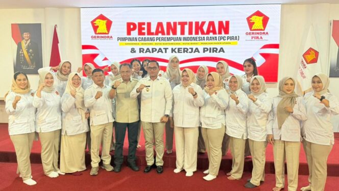 
					Foto: Wakil Gubernur Kalimantan Timur Seno Aji bersama jajaran pengurus Partai Gerindra dan Perempuan Indonesia Raya (PIRA) berfoto bersama usai pelantikan lima Pimpinan Cabang (PC) PIRA se-Kaltim, termasuk PC PIRA Penajam Paser Utara yang dipimpin Indrayani, di Samarinda, Selasa (11/11/2025). (Dok. Istimewa)