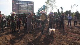Foto: Pangdam VI/Mulawarman bersama jajaran Brigif TP 85/BTC melakukan penanaman perdana padi gogo di lahan seluas 1.400 hektare di Kutai Barat, Kalimantan Timur, Rabu (5/11/2025). (Dok. Pangdam VI/Mlw )