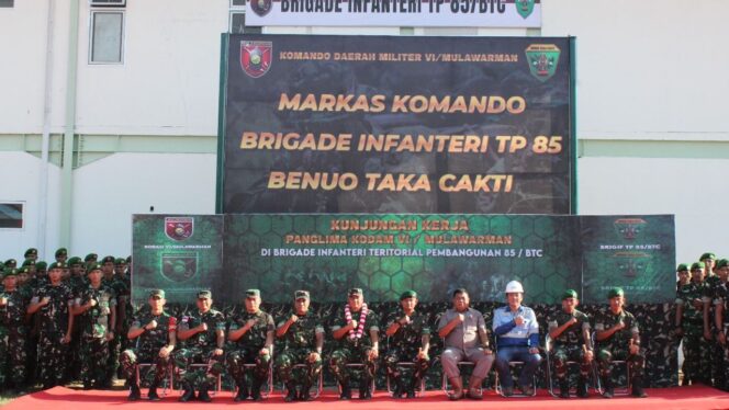 
					Foto: Pangdam VI/Mulawarman bersama jajaran Brigif TP 85/BTC berfoto bersama saat kunjungan kerja di Markas Komando Brigif TP 85/BTC “Benuo Taka Cakti”, Kutai Barat, Rabu (5/11/2025). (Dok. Pangdam VI/Mlw)
