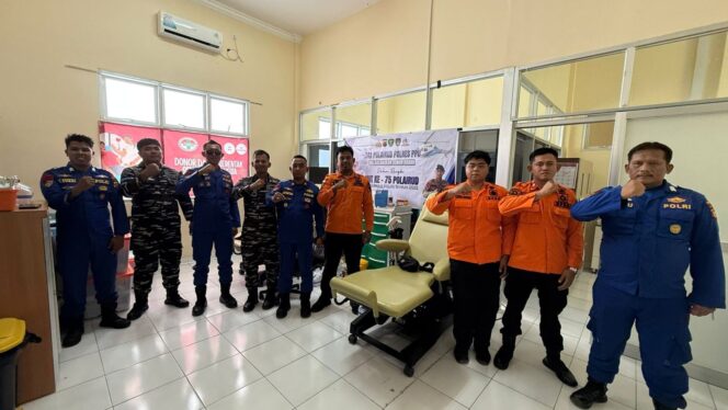 
					Foto: Personel Satuan Polairud Polres Penajam Paser Utara berfoto bersama usai melaksanakan kegiatan donor darah serentak dalam rangka memperingati HUT ke-75 Korps Polairud di RSUD Aji Putri Botung, Rabu (12/11/2025). (Dok. Polres PPU)