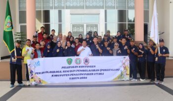 Foto: Bupati Penajam Paser Utara Mudyat Noor berfoto bersama kontingen Kabupaten PPU usai acara pelepasan peserta Pekan Olahraga, Seni, dan Pembelajaran (PORSENIJAR) 2025 ke tingkat Provinsi Kalimantan Timur di Balikpapan. Acara pelepasan berlangsung di halaman Kantor Bupati PPU, Rabu (12/11/2025). (Dok. Humas PPU)
