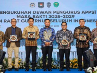 Foto: Foto bersama usai acara Pengukuhan Dewan Pengurus Asosiasi Pemerintah Provinsi Seluruh Indonesia (APPSI) Masa Bakti 2025–2029 dan Rapat Gubernur Seluruh Indonesia di Kantor Kemenko 1, Ibu Kota Nusantara (IKN), Selasa (11/11/2025). (Dok. Humas OIKN)