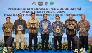 Foto: Foto bersama usai acara Pengukuhan Dewan Pengurus Asosiasi Pemerintah Provinsi Seluruh Indonesia (APPSI) Masa Bakti 2025–2029 dan Rapat Gubernur Seluruh Indonesia di Kantor Kemenko 1, Ibu Kota Nusantara (IKN), Selasa (11/11/2025). (Dok. Humas OIKN)