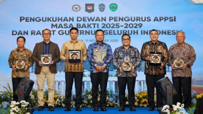 
					Foto: Foto bersama usai acara Pengukuhan Dewan Pengurus Asosiasi Pemerintah Provinsi Seluruh Indonesia (APPSI) Masa Bakti 2025–2029 dan Rapat Gubernur Seluruh Indonesia di Kantor Kemenko 1, Ibu Kota Nusantara (IKN), Selasa (11/11/2025). (Dok. Humas OIKN)