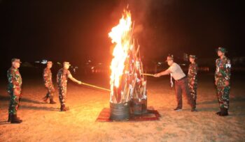 Foto: Suasana malam penutupan Latihan Dasar Kepemimpinan Siswa (LDKS) Kartika V-1 Balikpapan Tahun 2025 di Lapangan Sudirman Balikpapan, ditandai dengan penyalaan api unggun oleh perwakilan Kodam VI/Mulawarman bersama unsur pembina sekolah. (Dok. Pendam VI/Mlw)